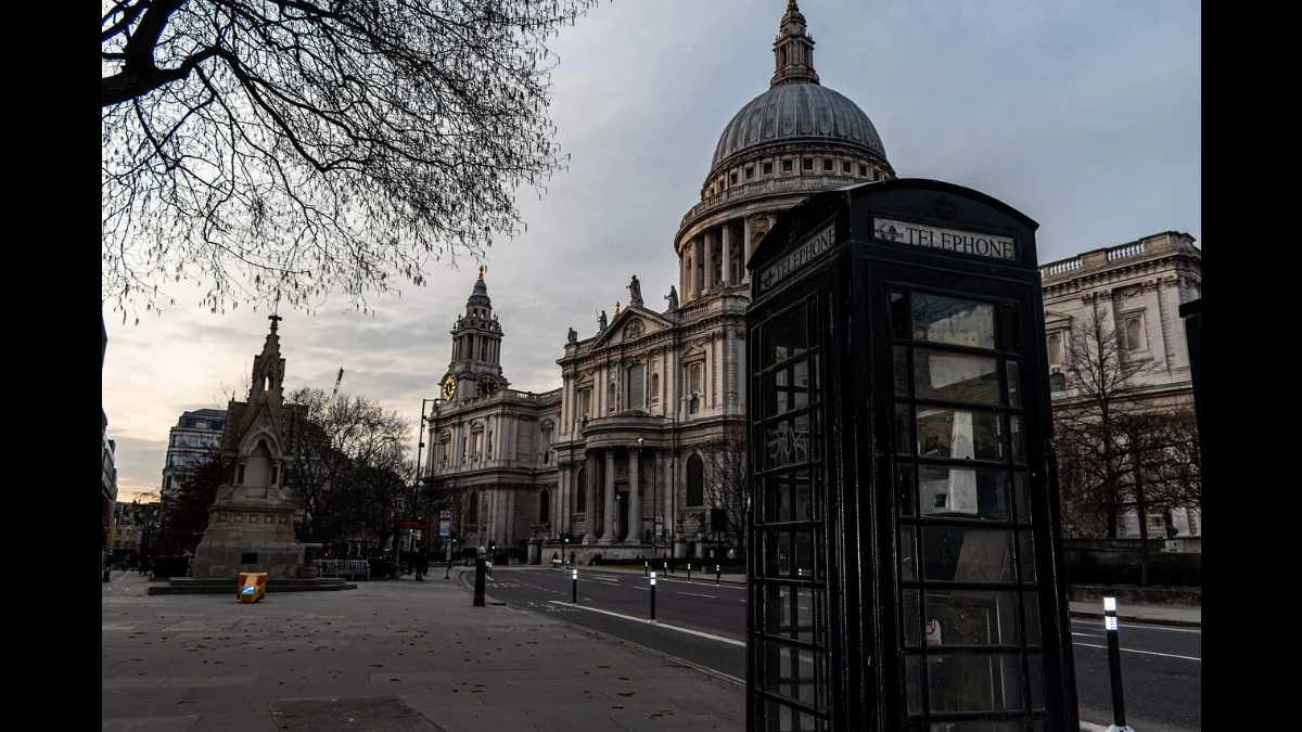 I rami delle piante senza foglie ci dicono che la Cattedrale di San Paolo è stata ripresa in un giorno di inverno