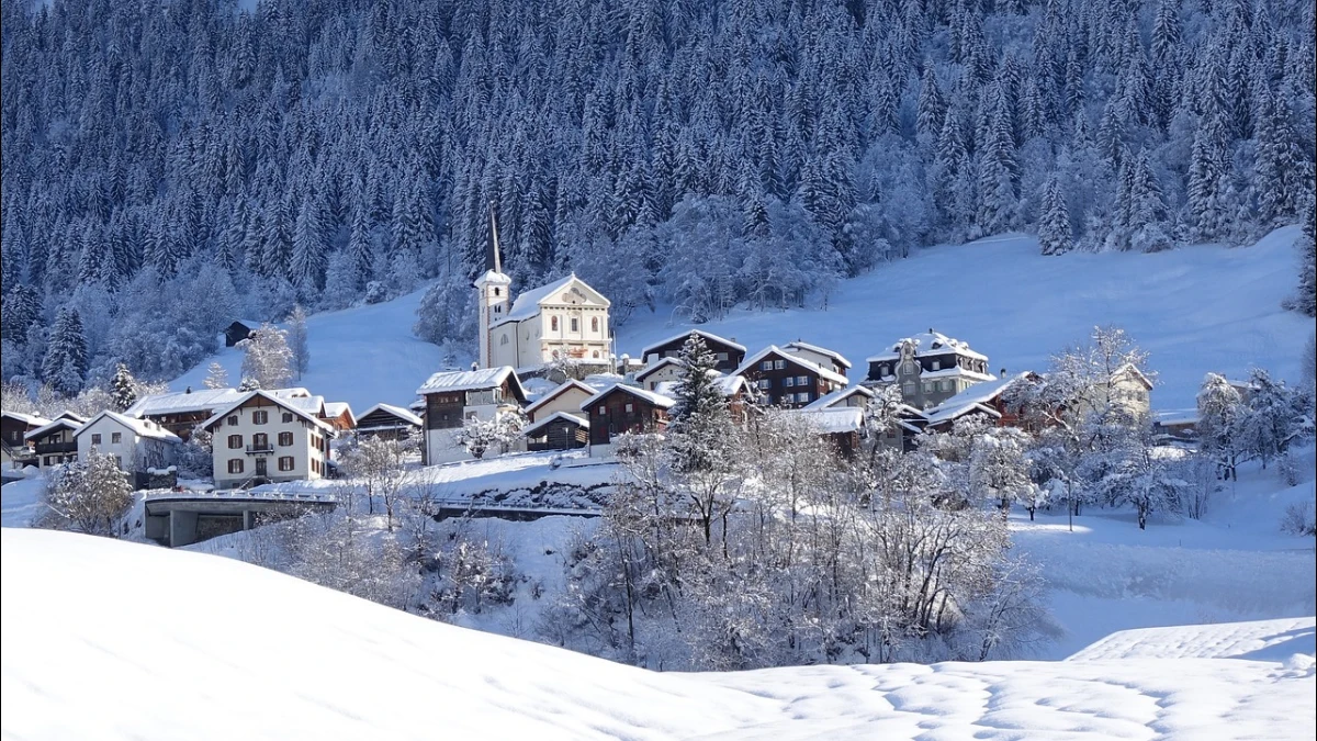 La neve imbianca un piccolo paese dominata dalla sua Chiesa