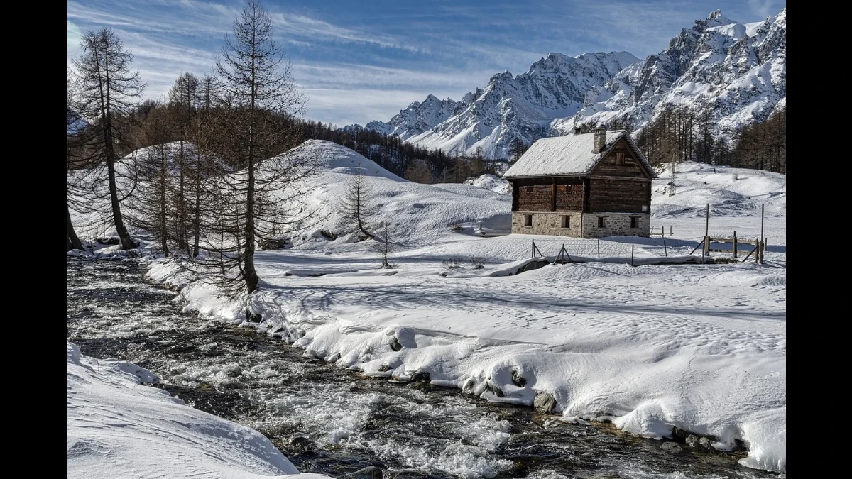 L'inverno sembra fermare tutto, anche l'acqua di un torrente