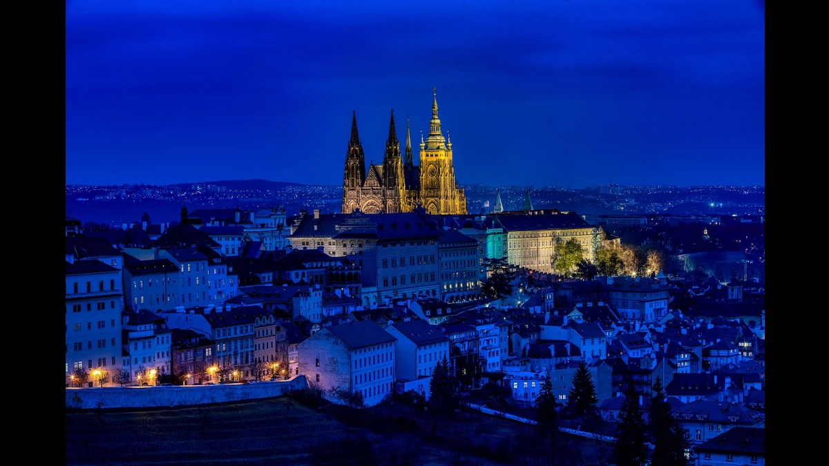 Praga di notte con al centro la Cattedrale di san Vito dove si venera la testa di san Luca