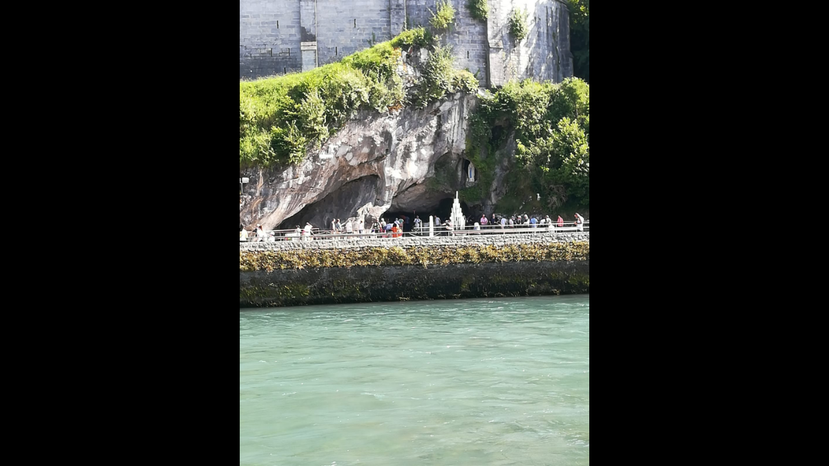 Lourdes - La grotta vista dal Gave