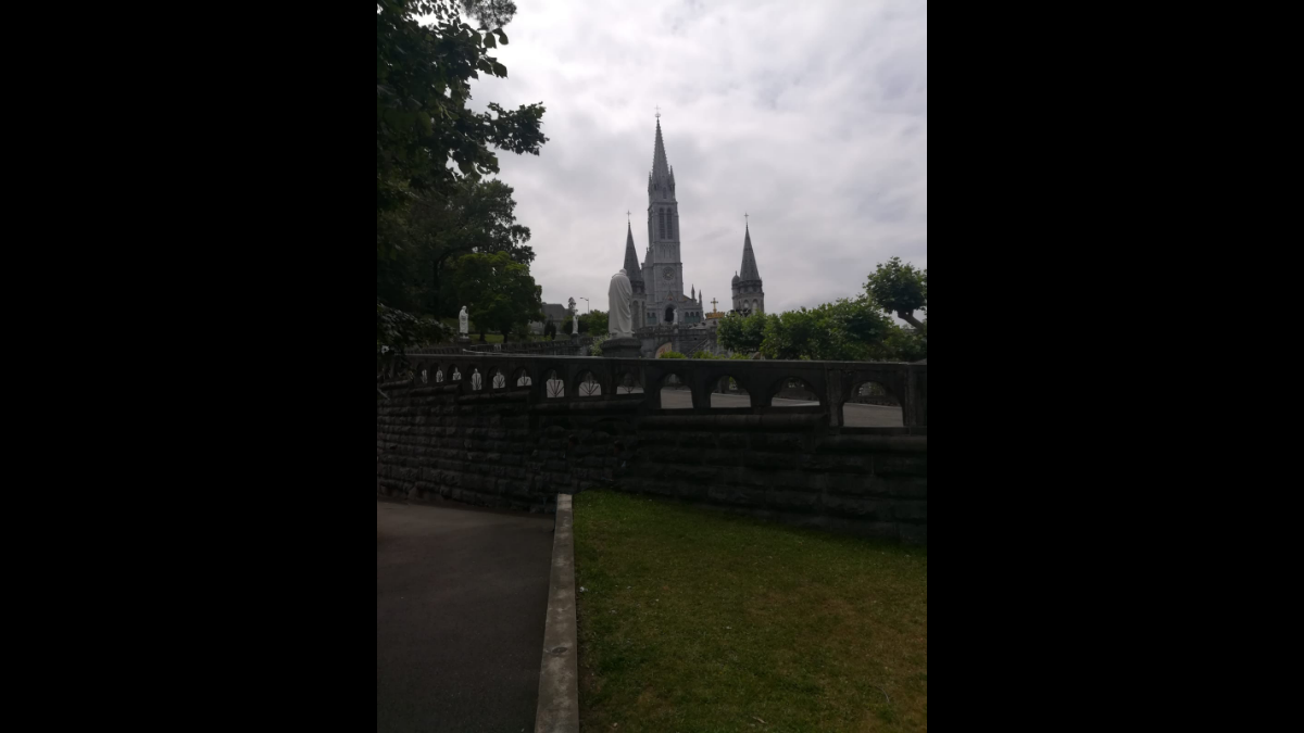 Il santuario di Lourdes sullo sfondo