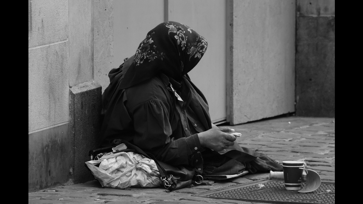 Donna che non ha nulla, seduta per terra