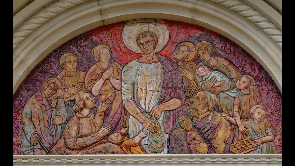 Il mosaico raffigura un uomo che compie opere di carità
