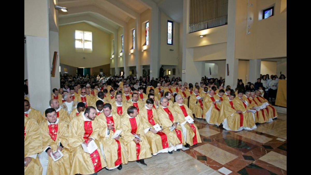 I sacerdoti rinnovano i voti nella celebrazione della Messa crismale il Giovedì Santo