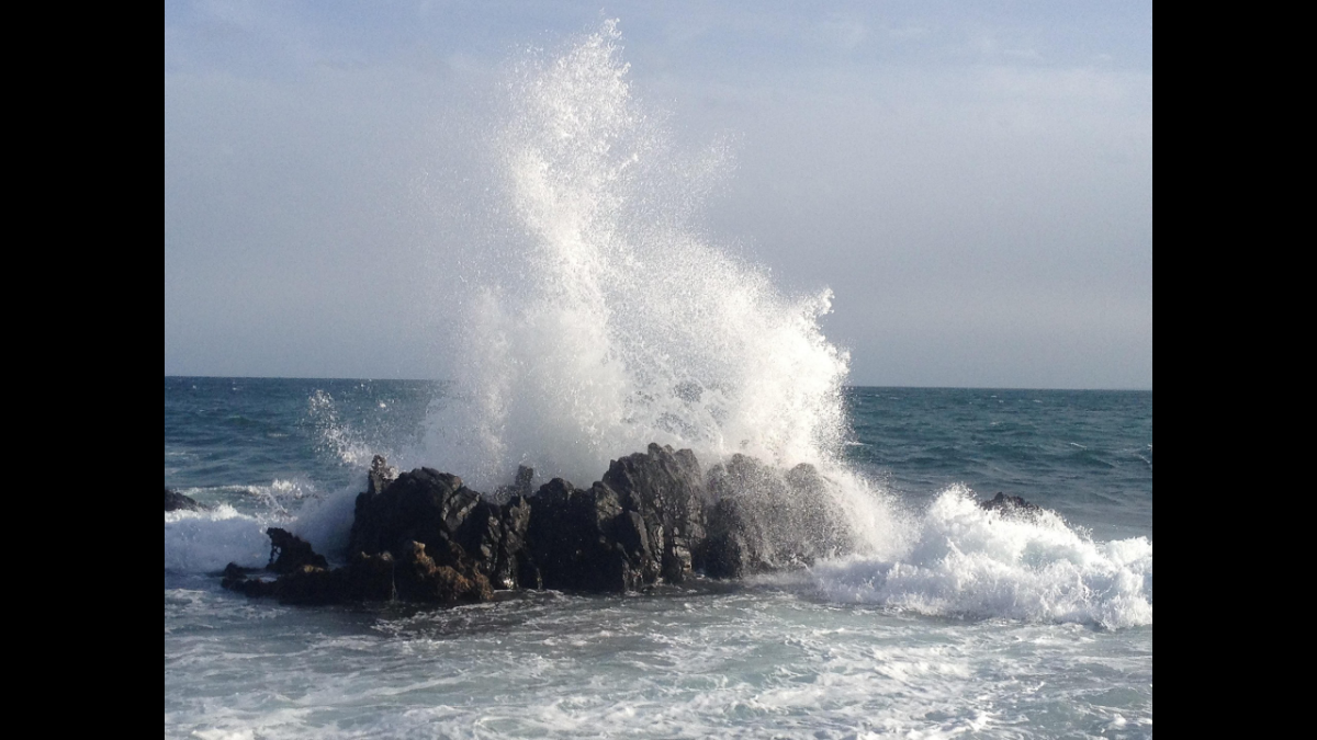 Le onde del mare si schiantano contro la scogliera