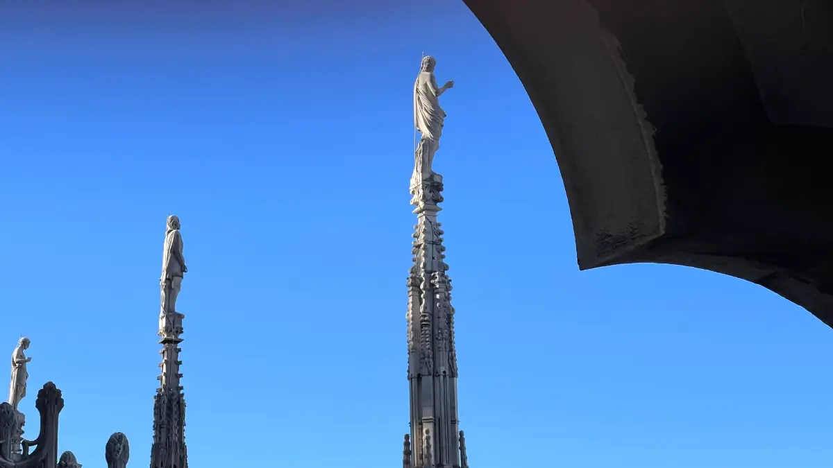 Guglie del Duomo di Milano che sorreggono statue di santi giusti