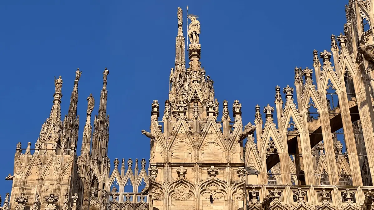 Splendore di guglie e di merli sul Duomo di Milano