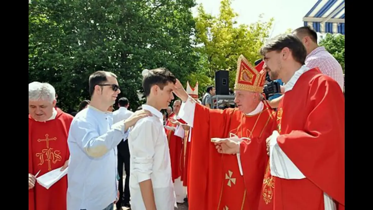 Un Vescovo amministra la Cresima a un ragazzo