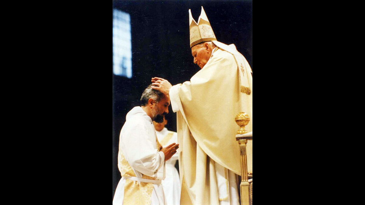 Giovanni Paolo II consacra un sacerdote