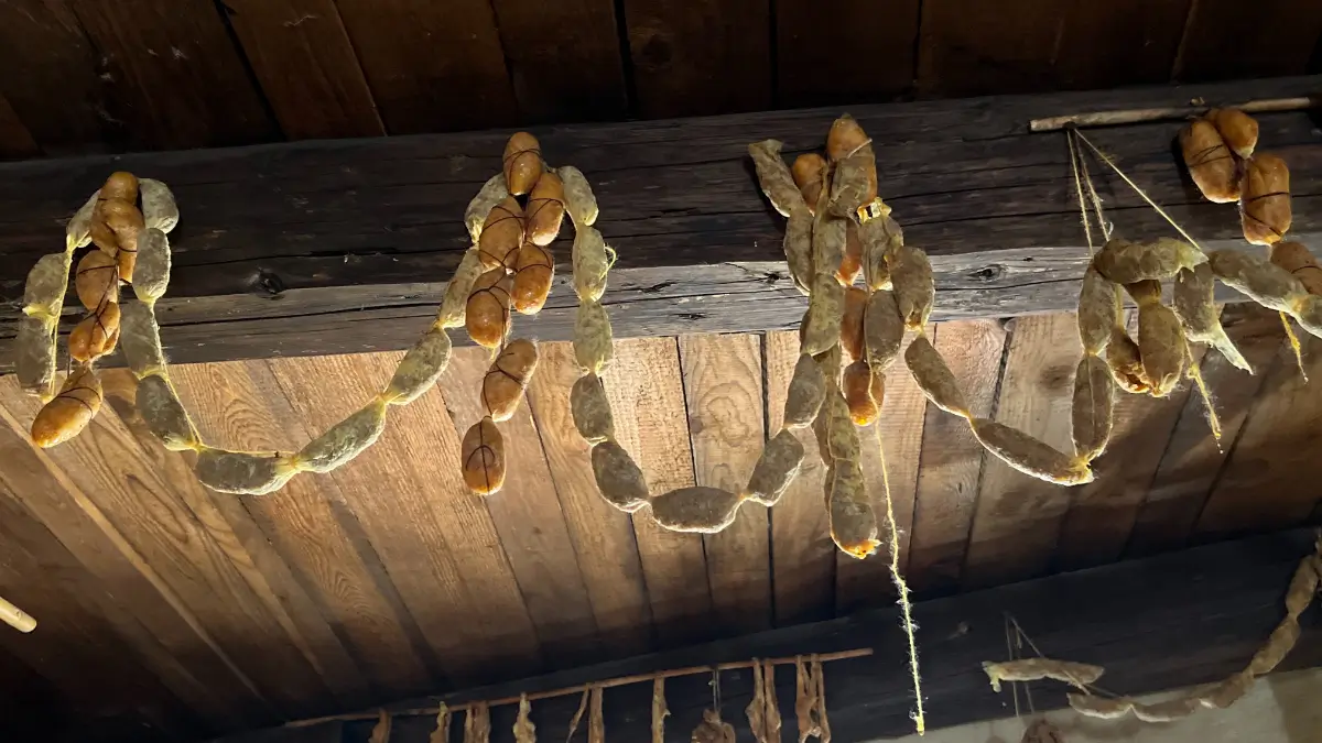 Salumi conservati con cura estrema secondo usi secolari nelle case dei poveri