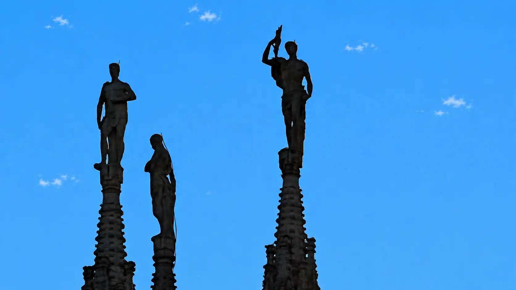 Statue di santi sulle guglie del Duomo di Milano