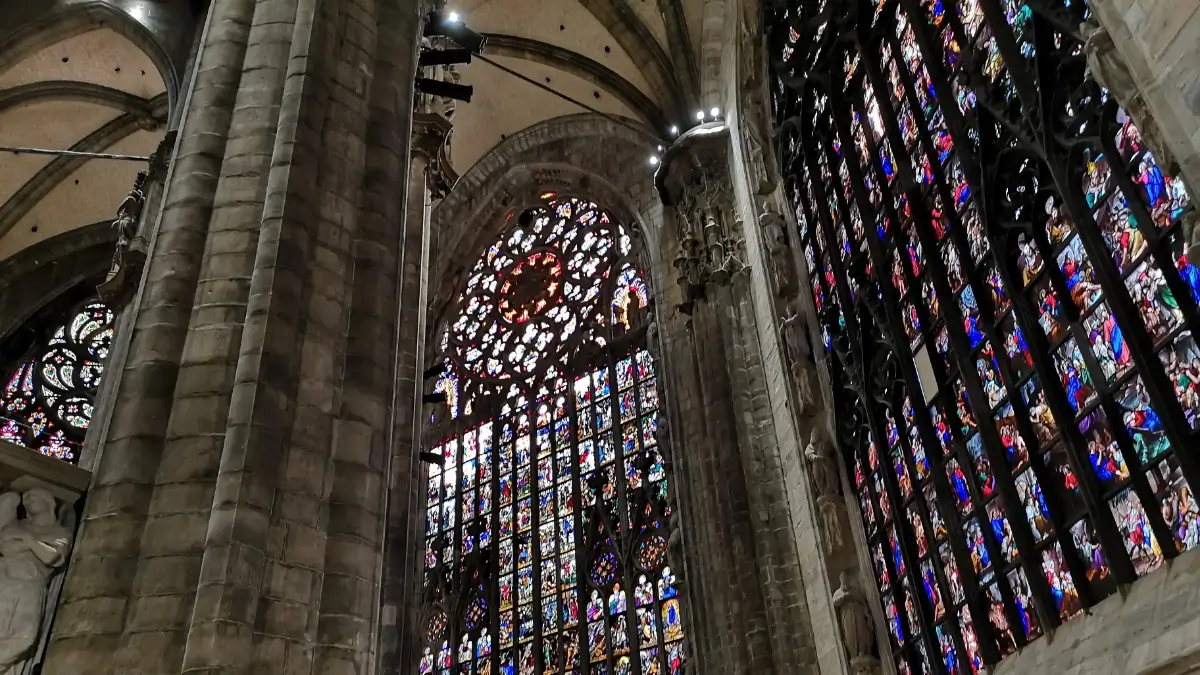 Il sole che sorge e illumina dell'abside del Duomo di Milano