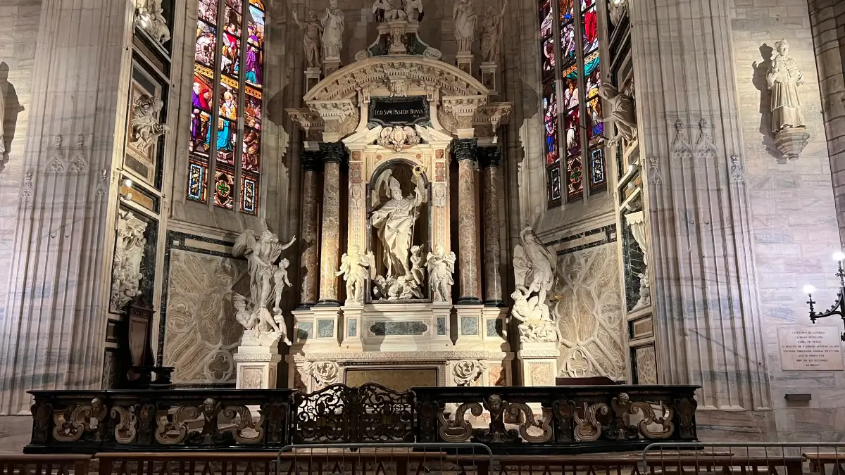 Altare del transetto di destra dedicato a San Ambrogio Pastore Buono