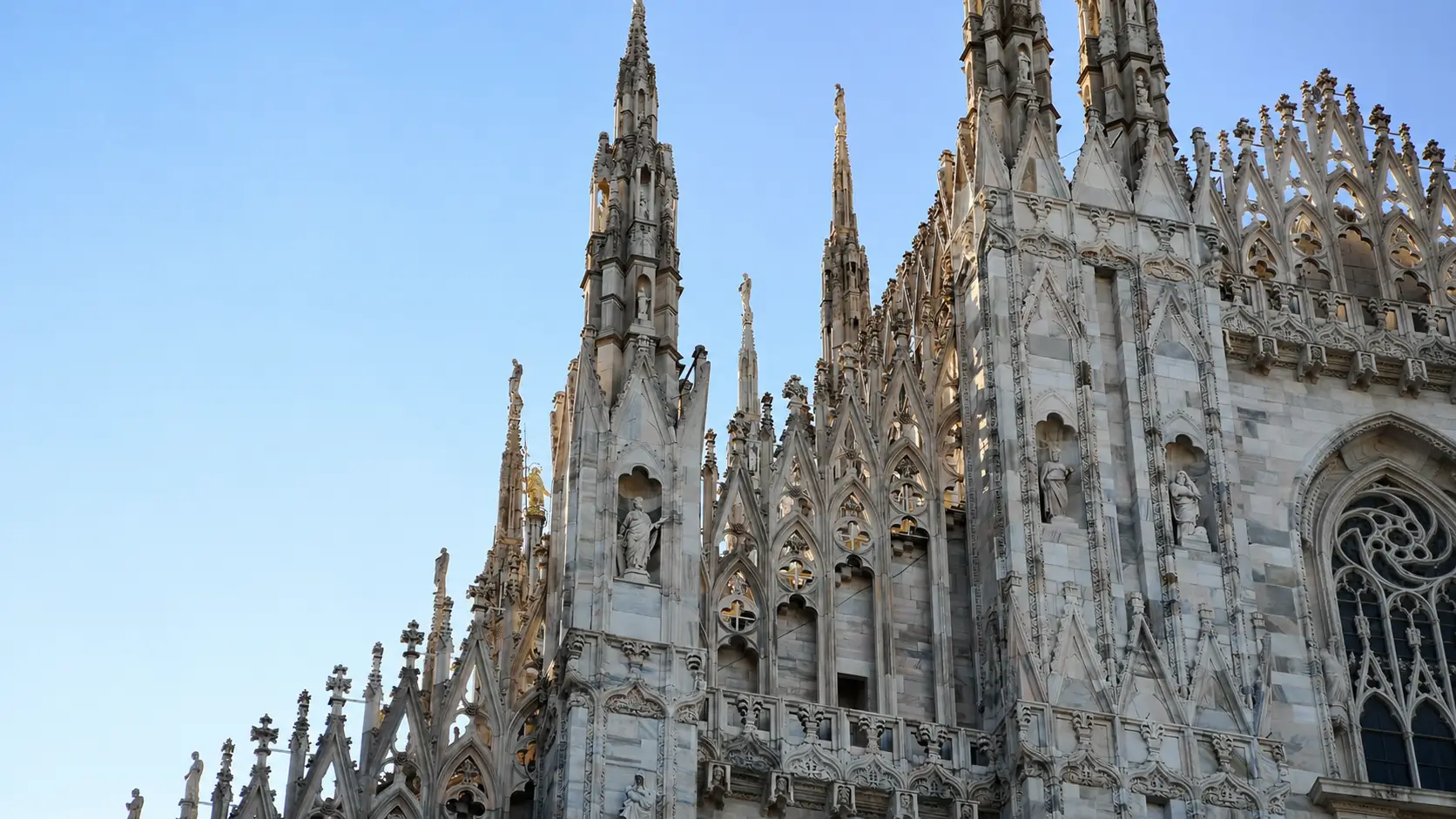 Guglie del Duomo rese dorate dal primo sole della mattina
