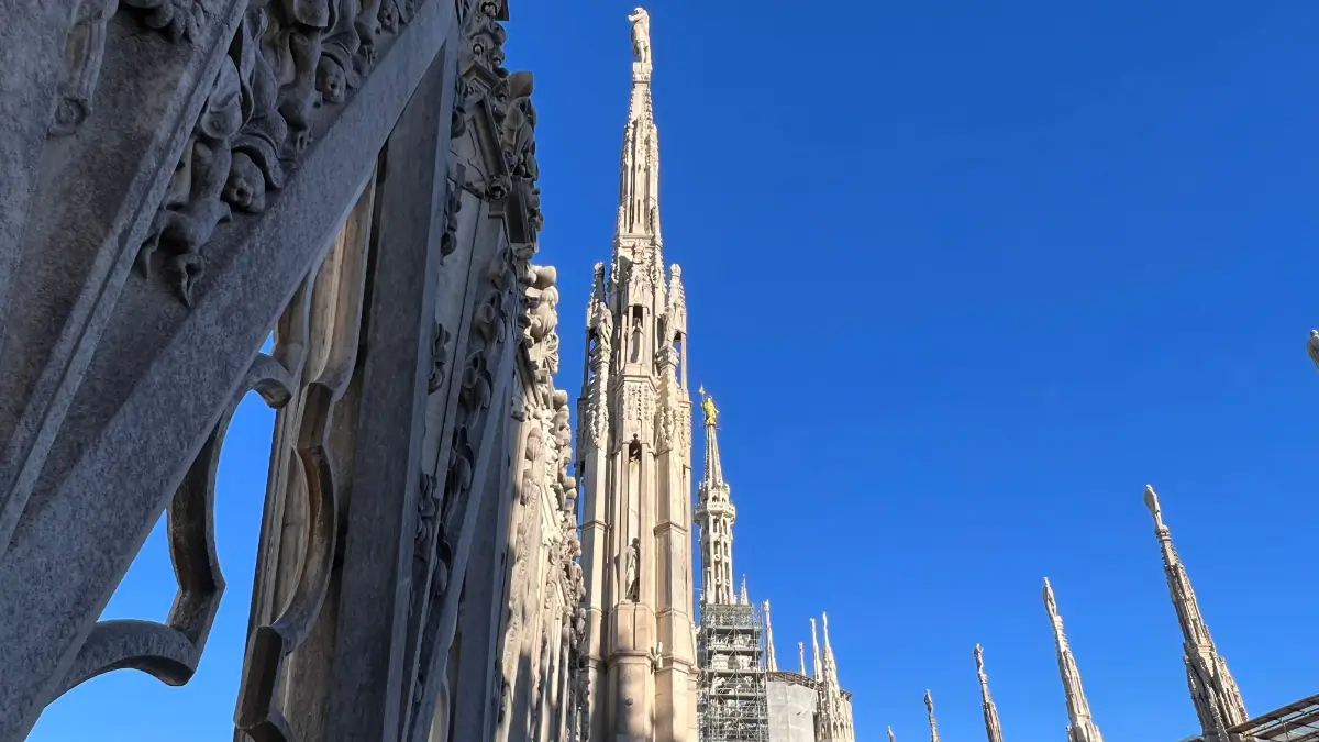 Guglie del Duomo di Milano con santi cui Dio ha Cambiato il cuore