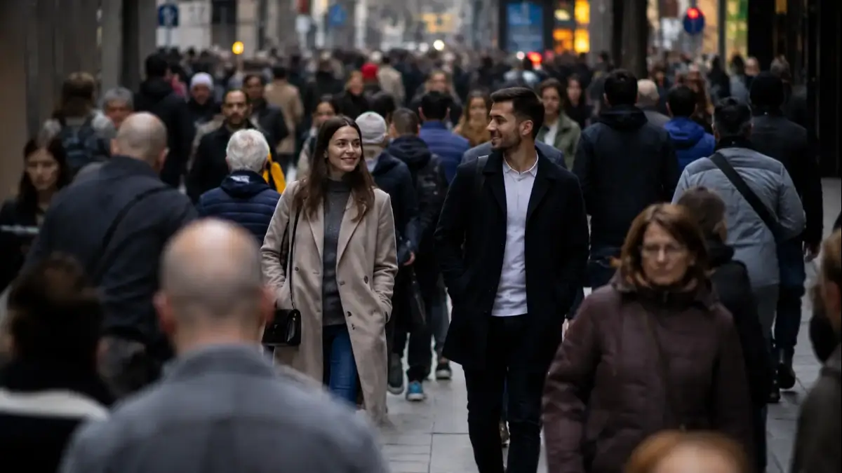Due giovani camminano sorridenti pronti a amare Dio e il prossimo