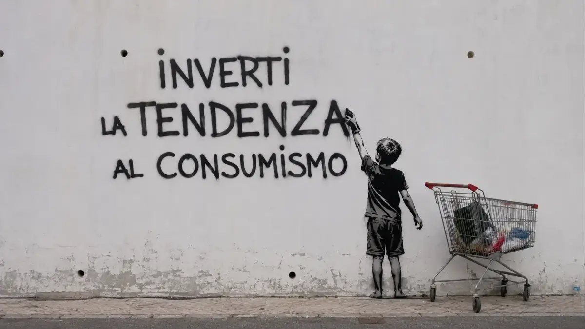 Un bambino scrive su un muro Inverti la tendenza al consumismo