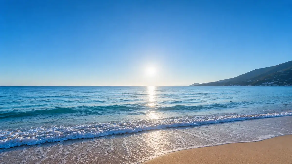 Spiaggia all'alba col sole che sale all'orizzonte