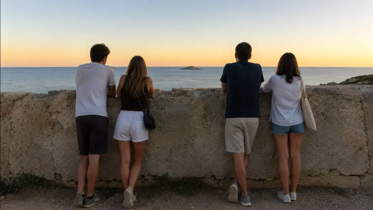 Due coppie di fidanzate guardano insieme in avanti, nel futuro, senza paura