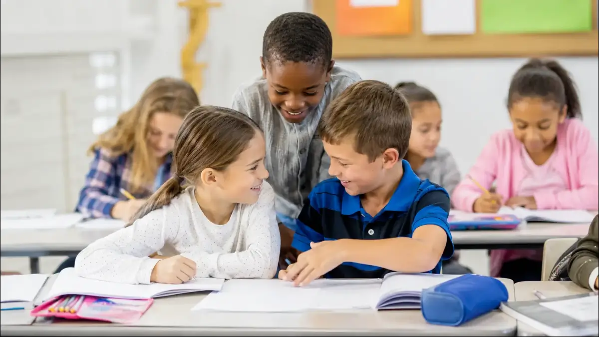 Bambini e bambine gioiosi che si aiutano