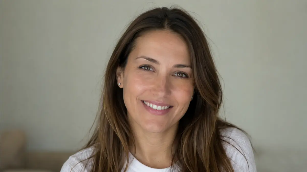 Volto gioioso di una donna che sembre dire a tutti sorridi e fa del bene