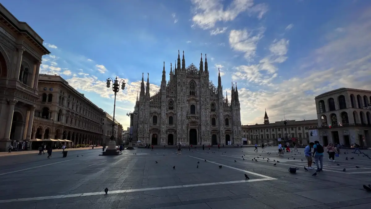Il Duomo di Milano e la piazza la mattinacol sole che sorge