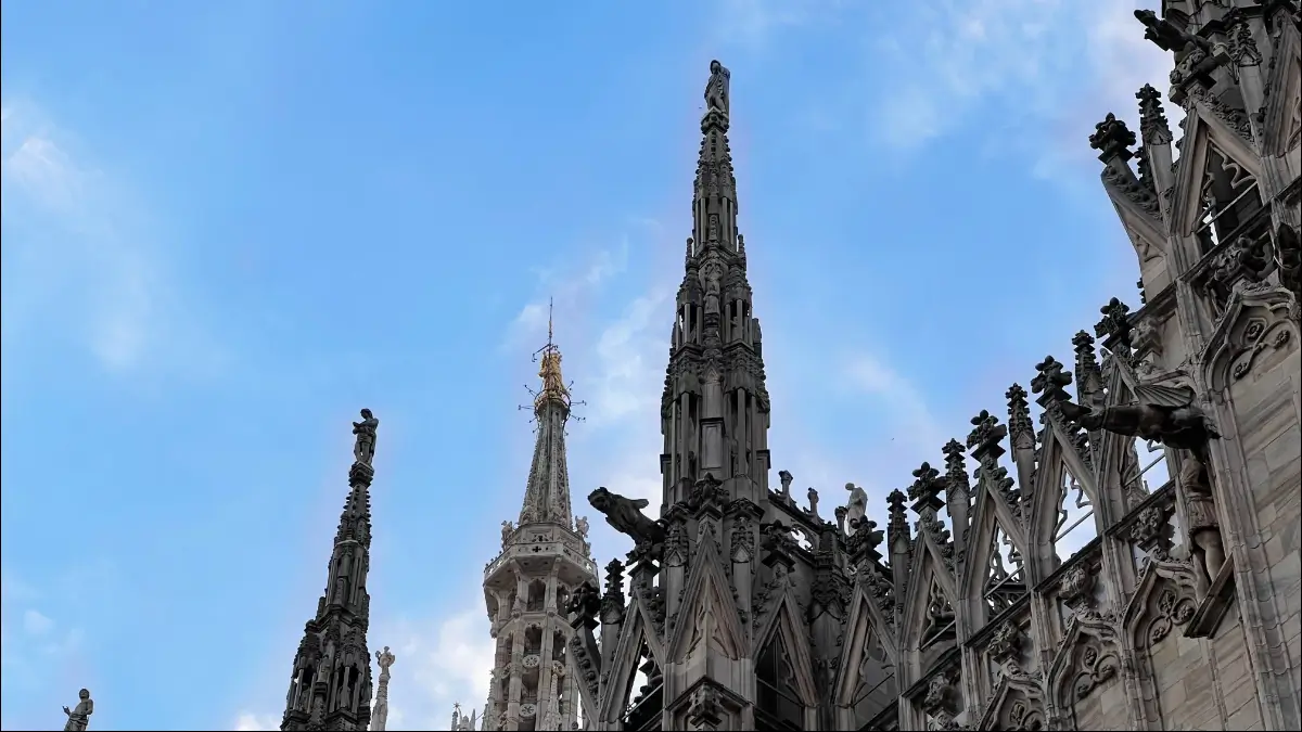 Madonnina e guglie di santi del Duomo di Millano